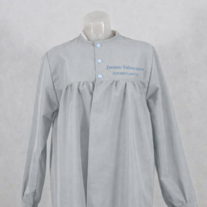 blusón liso gris claro 100% algodón para hombre con cuello redondo, botones azul celeste.