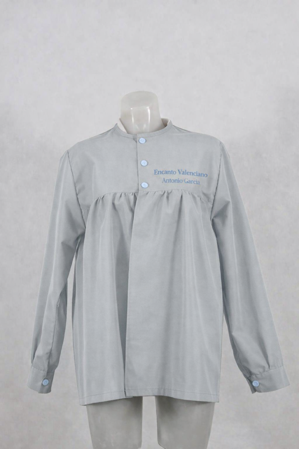 blusón liso gris claro 100% algodón para hombre con cuello redondo, botones azul celeste. 