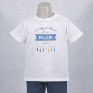 Camiseta infantil blanca con el mensaje “La meua falla és la millor – Lucas” y adornos coloridos, mostrada en maniquí sobre fondo neutro.