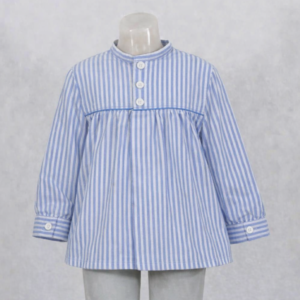 Blusón infantil azul y blanco con botones delanteros, presentada en maniquí sobre fondo neutro.