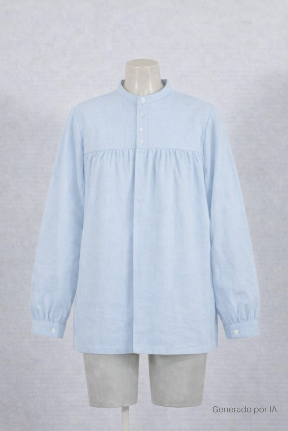 Blusón adultol azul claro de manga larga con cuello alto y botones, mostrado en maniquí sobre fondo neutro.