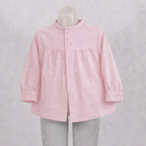 Blusón infantil de pana rosa de manga larga con cuello alto y botones, presentado en maniquí sobre fondo neutro.