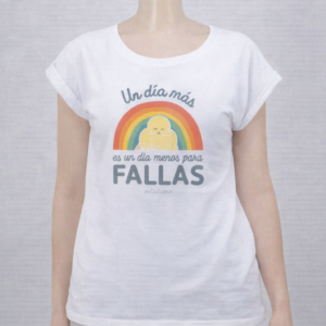 Camiseta de adulto blanca con ilustración colorida y el mensaje “Un día más es un día menos para Fallas”, mostrada en maniquí sobre fondo neutro.