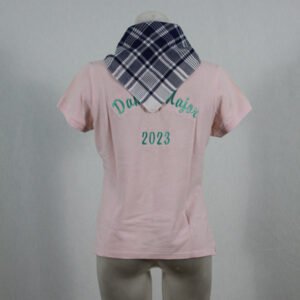 Pañoleta tradicional valenciana de cuadros azul y blanco anudado alrededor del cuello de un maniquí.