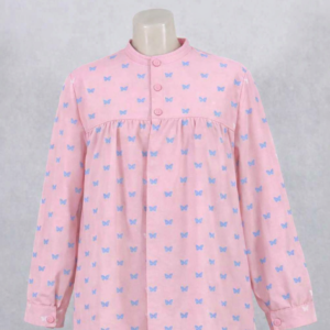 Blusón adolescente rosa con estampado de mariposas azules y botones frontales.
